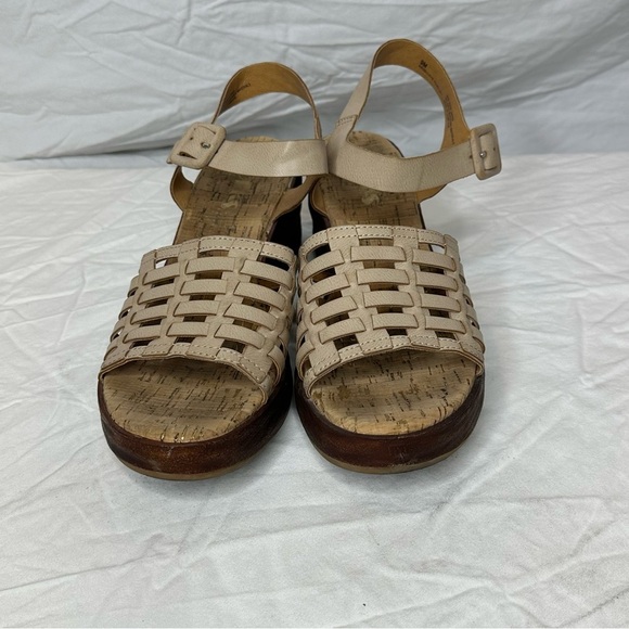 Korks Women's Beige Sandals size 9M - Picture 1 of 5